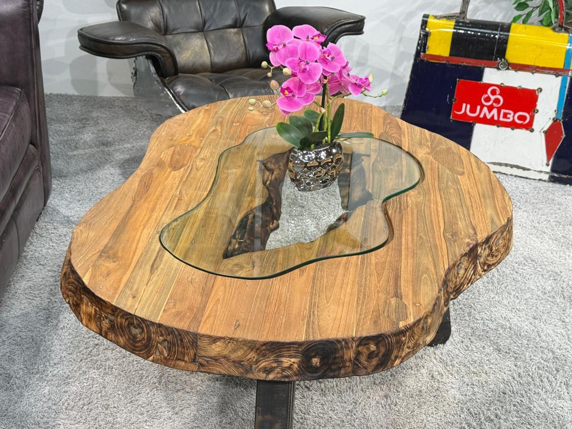 massiver Beistelltisch aus recyceltem Teakholz
