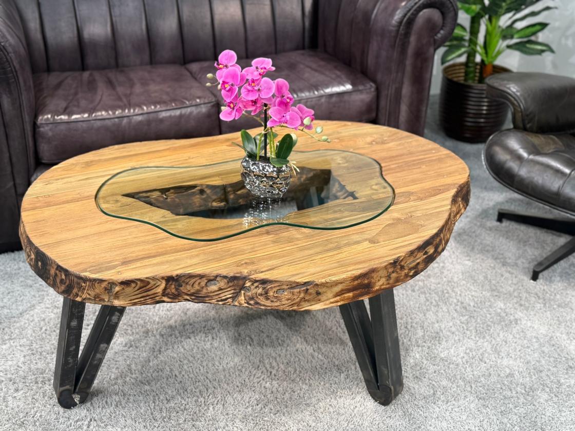 massiver Beistelltisch aus recyceltem Teakholz