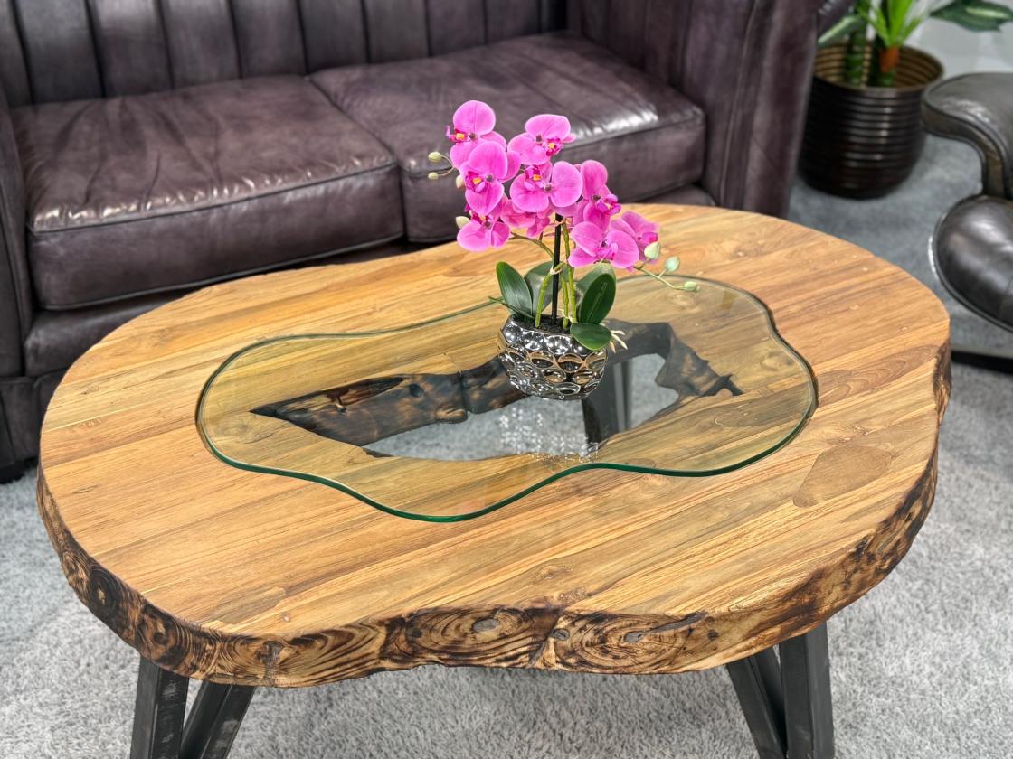 massiver Beistelltisch aus recyceltem Teakholz
