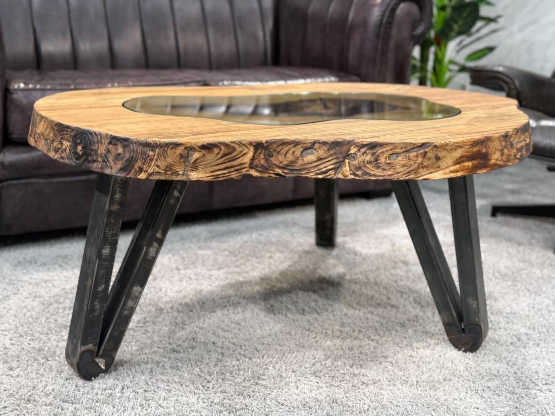 massiver Beistelltisch aus recyceltem Teakholz