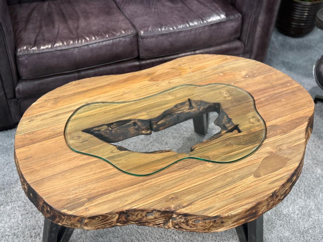 massiver Beistelltisch aus recyceltem Teakholz