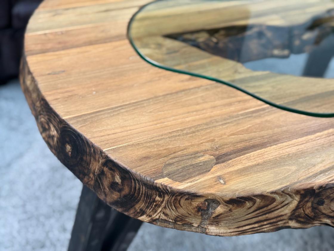 massiver Beistelltisch aus recyceltem Teakholz