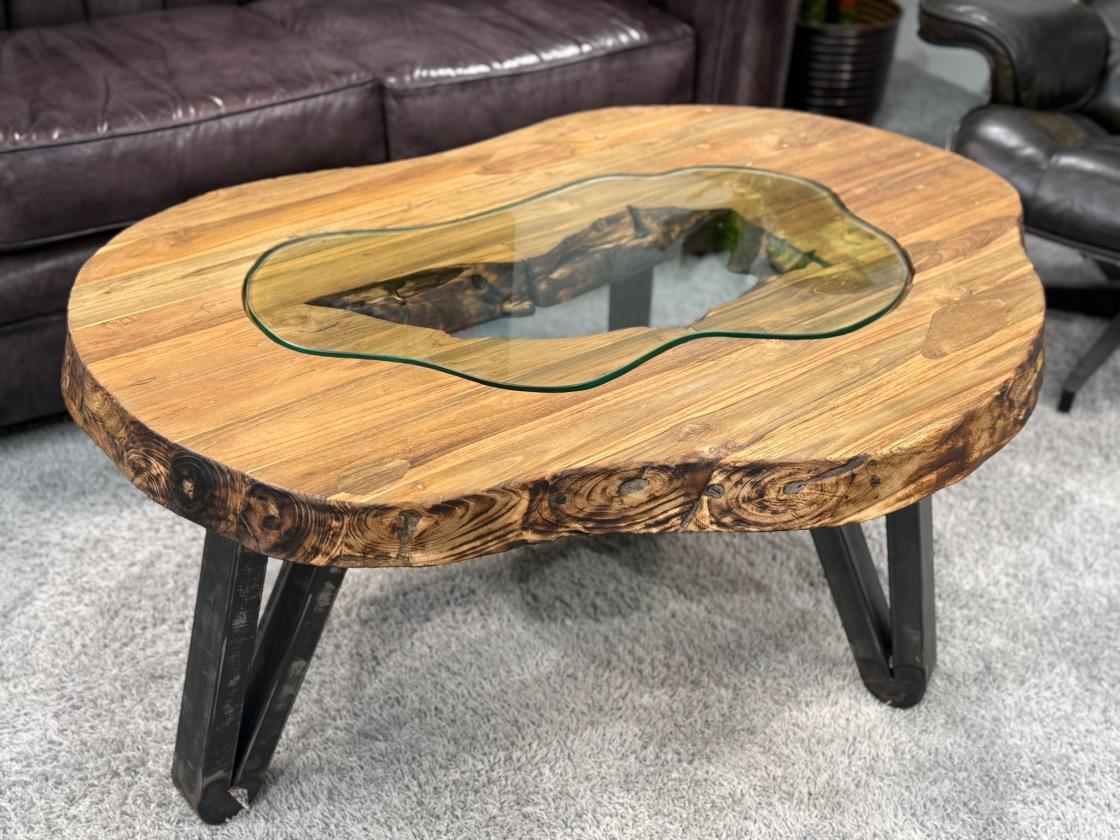 massiver Beistelltisch aus recyceltem Teakholz