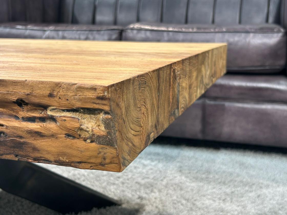 Vollholz Couchtisch massiv eckig mit Stahlgestell Baumkante Altholz