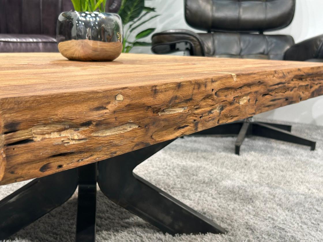Vollholz Couchtisch massiv eckig mit Stahlgestell Baumkante Altholz
