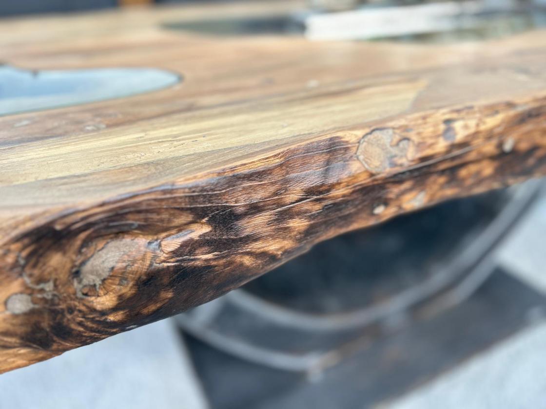 Design Massivholztisch mit extrem starker Tischplatte