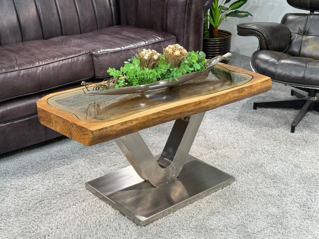 Besonderer Couchtisch aus Altholz mit Glasplatte