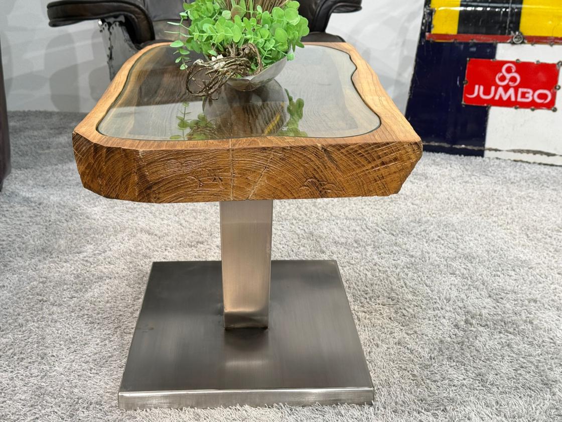Besonderer Couchtisch aus Altholz mit Glasplatte