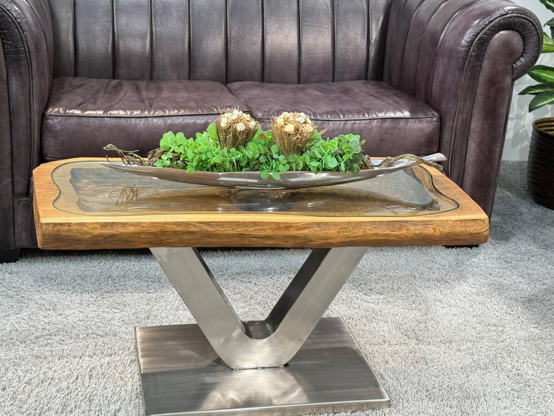 Besonderer Couchtisch aus Altholz mit Glasplatte