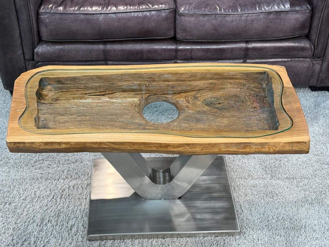 Besonderer Couchtisch aus Altholz mit Glasplatte