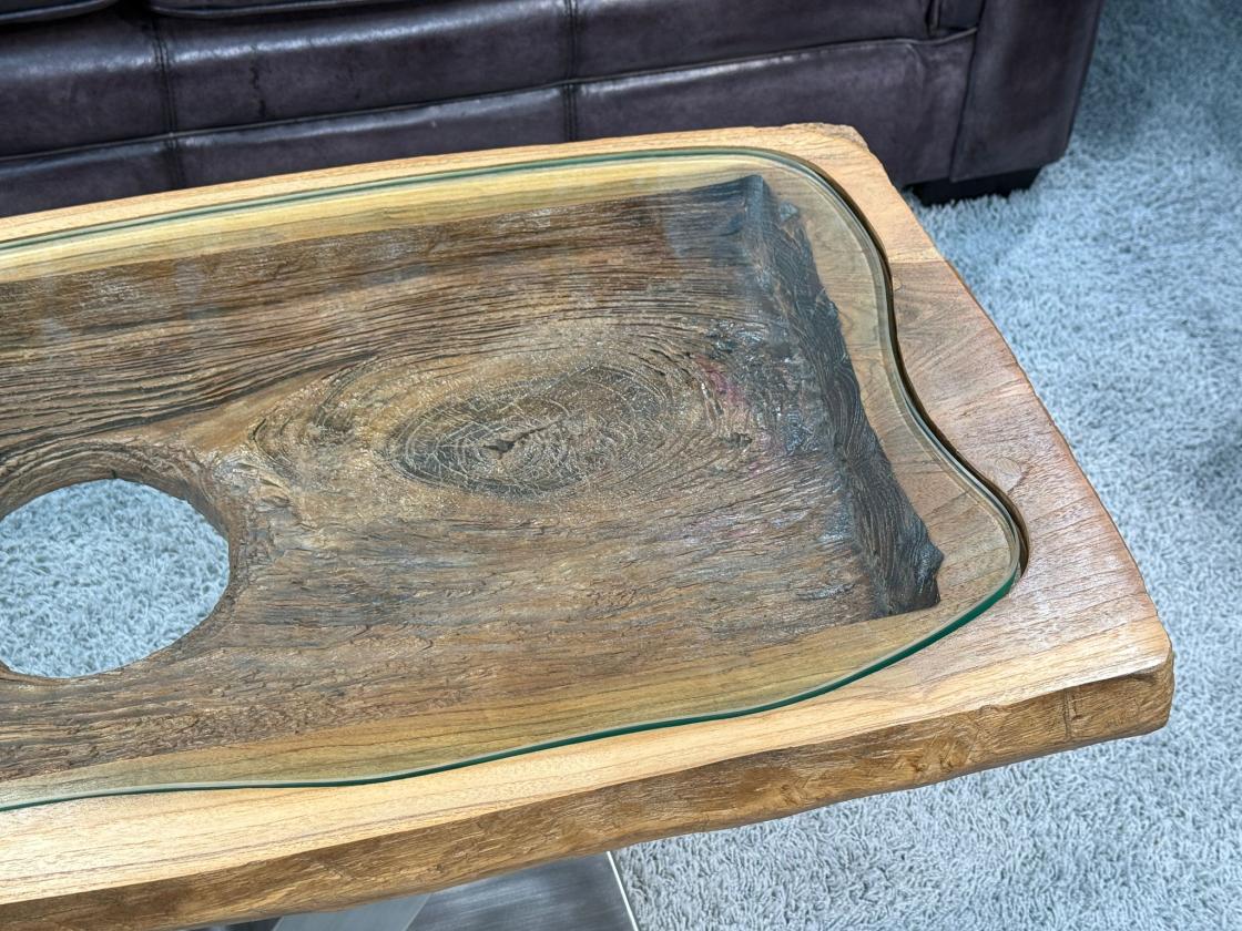 Besonderer Couchtisch aus Altholz mit Glasplatte