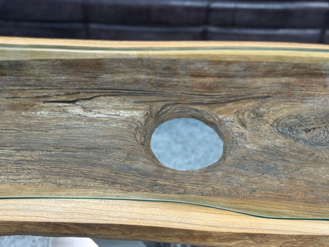 Besonderer Couchtisch aus Altholz mit Glasplatte