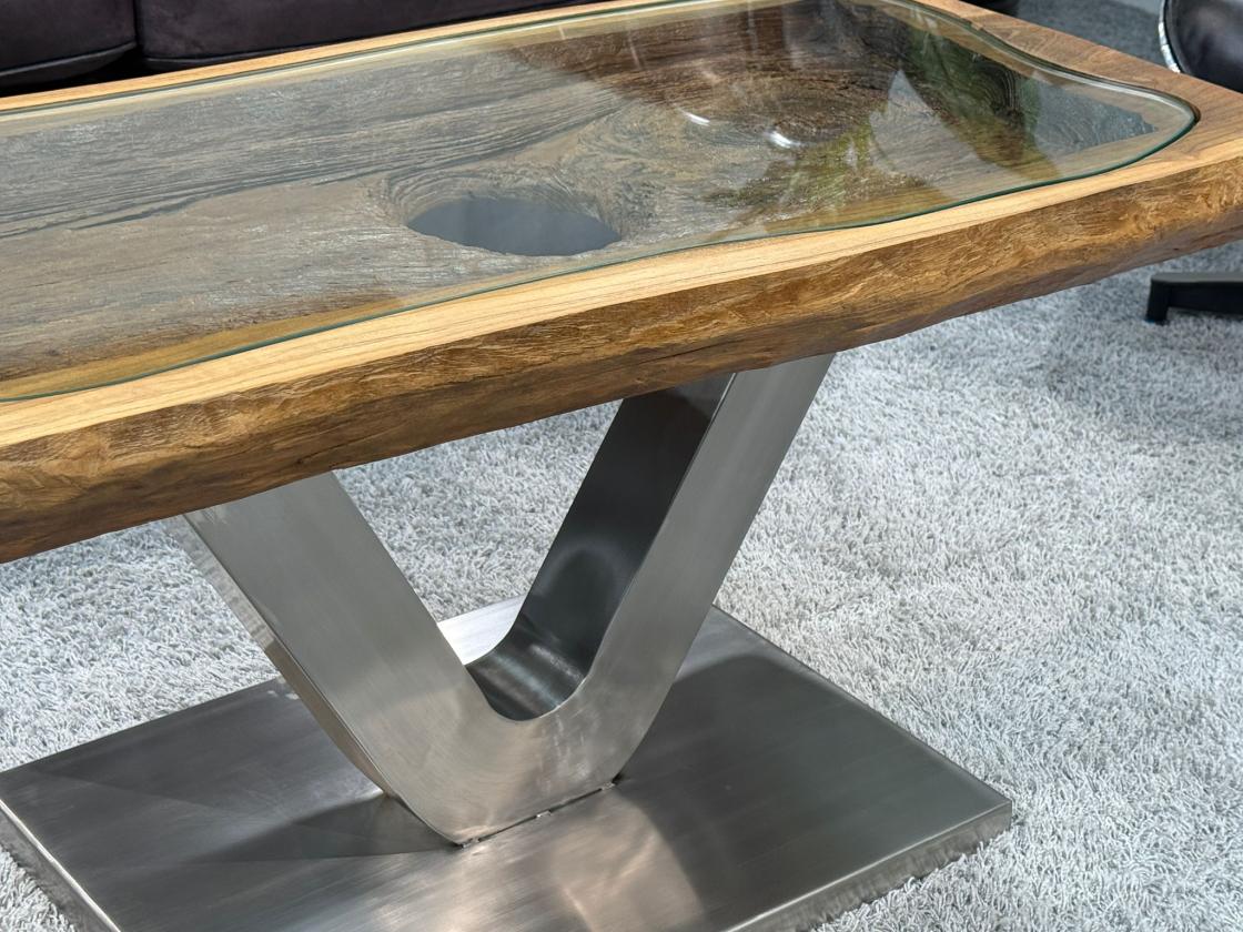 Besonderer Couchtisch aus Altholz mit Glasplatte