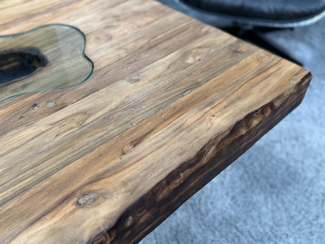 Wohnzimmertisch aus Massivholz recycelt