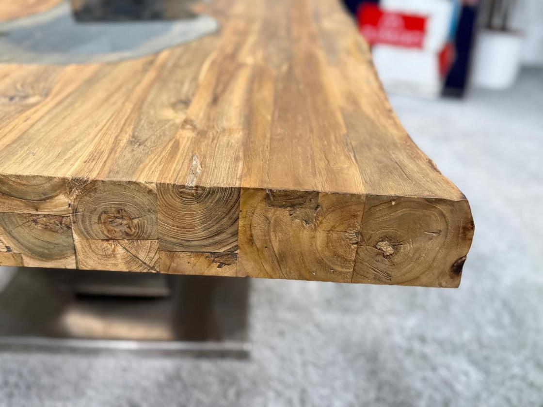 Wohnzimmertisch aus Massivholz recycelt