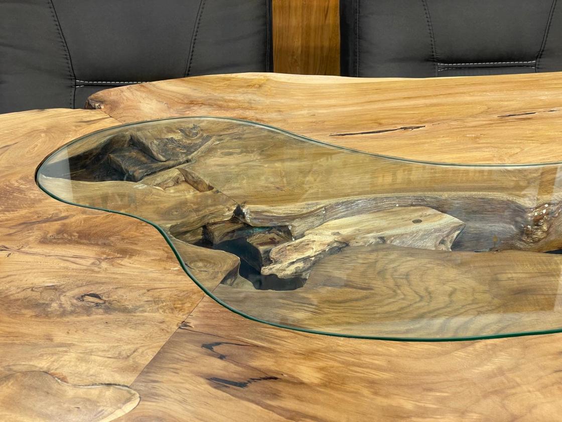 Esstisch aus massiven Baumscheiben mit Baumkante