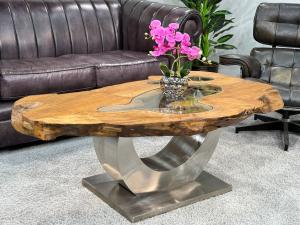 Einmaliger Couchtisch aus Baumscheiben mit Halbmondfuss