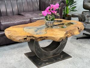 Einmaliger Couchtisch aus Baumscheiben mit Halbmondfuss
