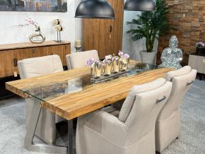 Massivholztisch mit Glaseinlage aus Altholz