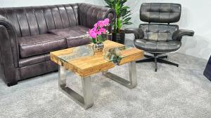 Couchtisch mit Glaseinlage aus Altholz