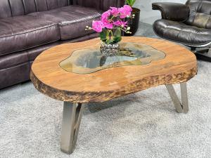 Edler Couchtisch mit Baumkante und Glasinsel