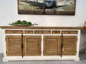 Anrichte "Kloster" Länge: 200 cm x Tiefe: 50 cm x Höhe: 90,5 cm aus recyceltem Altholz mit weißem Korpus und Metallbeschlägen
