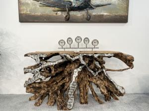 Sideboard aus einer Teak Baumwurzel mit Applikationen aus Aluminium, ca. L:150 x T42 x H80 cm