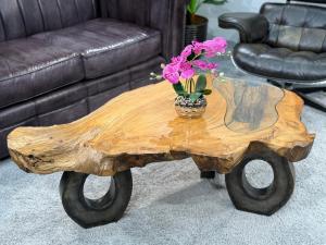 Wohnzimmertisch aus Holz Lakeside Baumscheibentisch