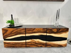 Baumscheiben Design Sideboard / Anrichte "Black Forest" aus recyceltem Holz mit Suar ca. 160 x 46 x 56 cm schwarz lackiert