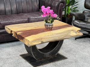 Baumstamm-Couchtisch aus Tamarindenholz mit Metallfuß.