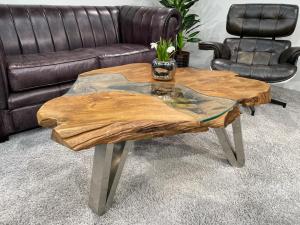 Tree trunk coffee table with glass top, approx. 109 x 86 x 45 cm.