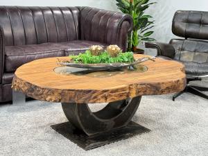 Beeindruckender Couchtisch "Fusion" aus Teakholz mit Glaseinlage, ca. 134 x 90-100 x 50 cm