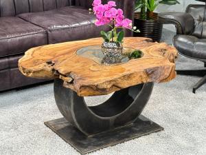 Besonderer Couchtisch "Expression", ca. 100 x 68 x 49 cm - Ein extravaganter Baumstammtisch