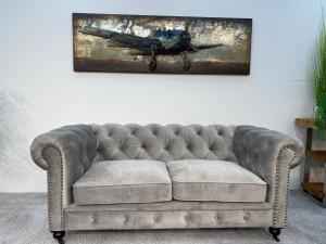 Couch-2-Sitzer-Jetstyle-aus-Echtleder-mit-Aluminium-im-Aviator-Design
