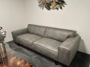 Couch "Paris", 2-Sitzer aus Microfaser, grau im Vintagelook
