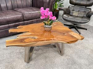 Couchtisch aus Teakholz mit Glasdetails, ca. 100 x 65-75 x 38 cm.