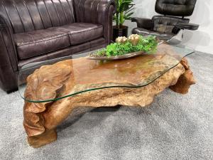 Couchtisch "Leaf Litschi" ca. 155x62-67x45 cm aus einem Baumstumpf in Handarbeit geschnitzt mit Glasplatte