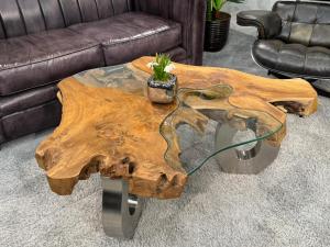 Sofatisch mit Glaseinlagen und Stahlfüßen in O-Form.