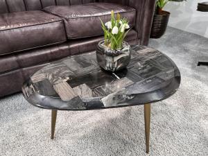 Couchtisch aus versteinertem Holz (ca. 67 x 45 x 40 cm) "Stone Age"