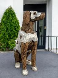 Skulptur / Dekofigur "Sitzender Hund", Höhe ca. 152 cm aus Altholz mit Aluminium