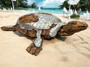 Skulptur "Schildkröte", ca. L120 x B100 x H27 cm aus Altholz mit Aluminium