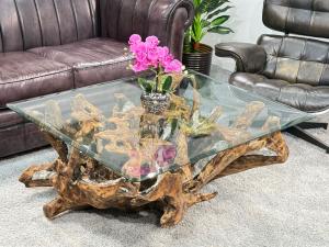 Baumwurzel Couchtisch "Root" aus Teakholz ca. 110 x 90 x 46,5 cm mit Applikationen aus Aluminium und Glasplatte