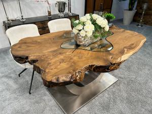 Designtisch aus Baumscheiben "Expression" (ca. 140-160 x 88-97 x 75 cm) mit Glaseinlage und Edelstahlgestell