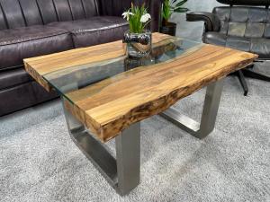Eckiger Couchtisch aus recyceltem Teakholz mit Glasplatte und Edelstahlbeinen.