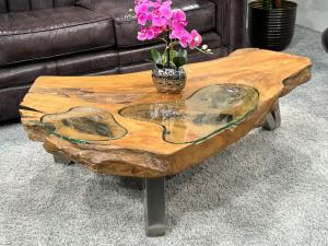 Edler Couchtisch aus einer Teak Baumscheibe "Lakeside" ca. B122 x L42-84 x H36,5 cm mit Glaseinlage und Edelstahlgestell