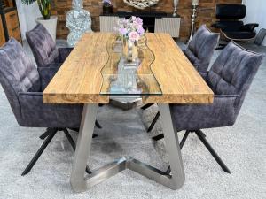 Massivholztisch mit Glaseinlage aus Altholz