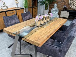 Massivholztisch mit Glaseinlage aus Altholz