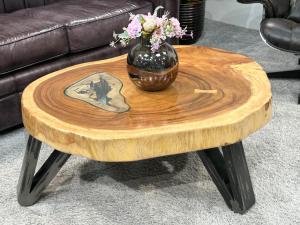 Runder Couchtisch aus einem Baumstamm, ca. 102 x 84 x 40 cm  "Lakeside Suar" mit Glaseinlage