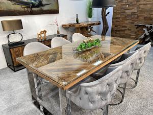 Ovaler Esstisch aus Altholz