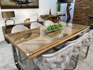 Ovaler Esstisch aus Altholz